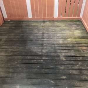 Byte av trallbrädor på balkong i Eklanda