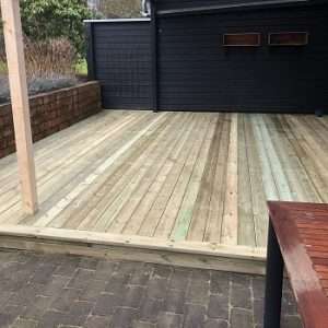 Byte av trallbrädor på altan