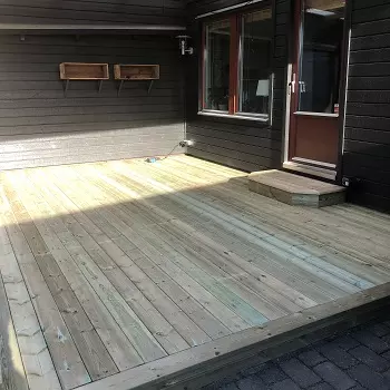 Byta trallbrädor på altanen