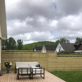 Byggnation av staket i Askim