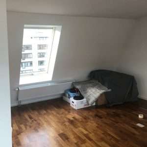 Vardagsrum som ska delas av med vägg och skjutdörr