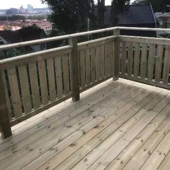 Nytt trädäck på plåttak